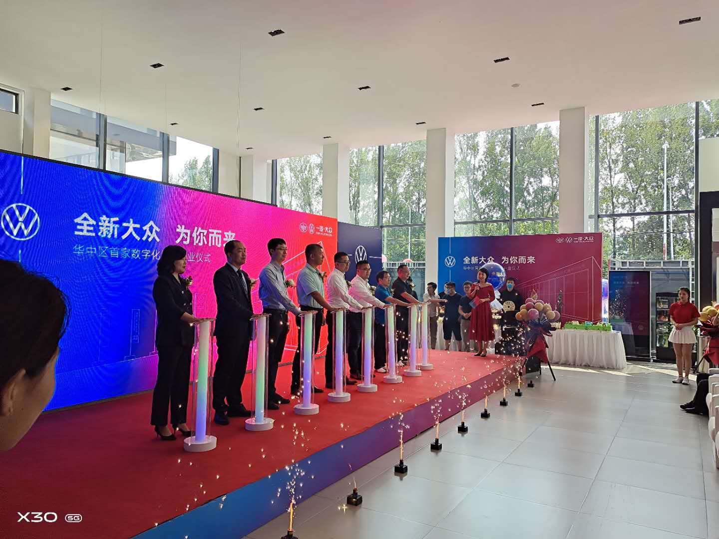 郑州市产品揭幕电动吸幕机 舞台LED气柱机启动道具出租