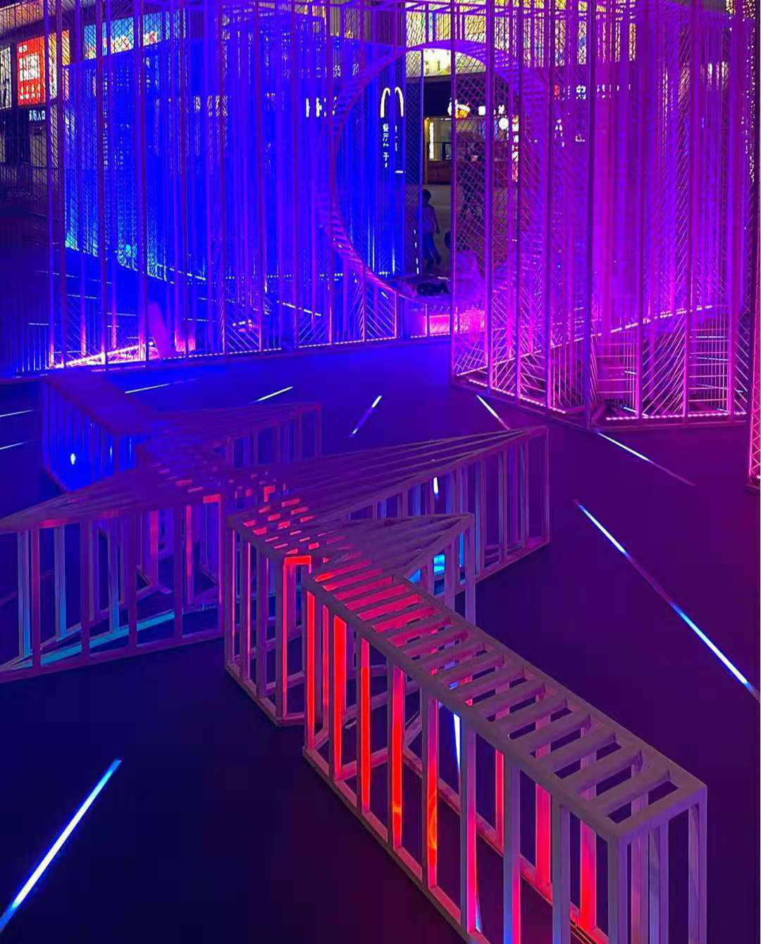 “爱是热，被爱是光”光影艺术展