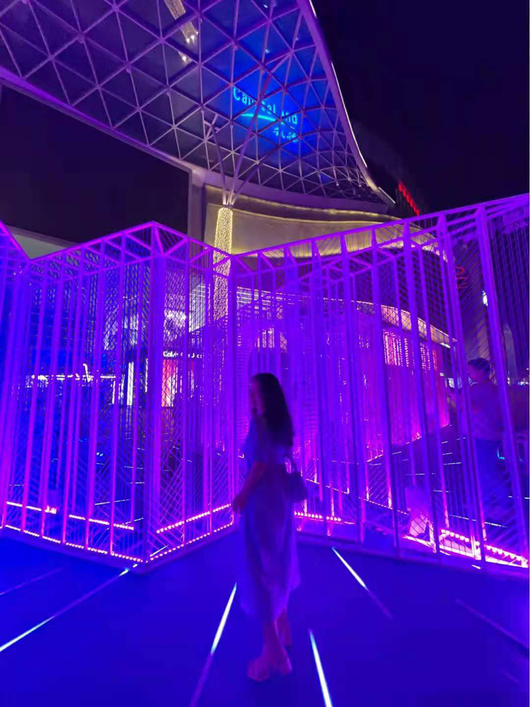 “爱是热，被爱是光”光影艺术展