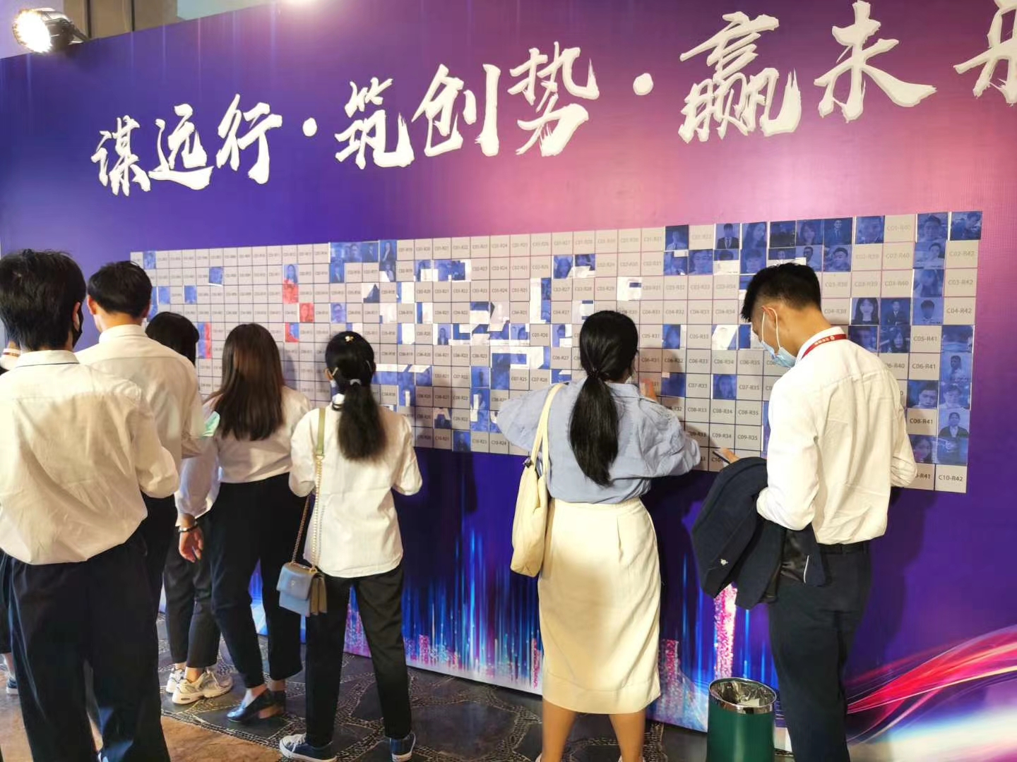 蒙太奇效果的马赛克图片墙 马赛克logo