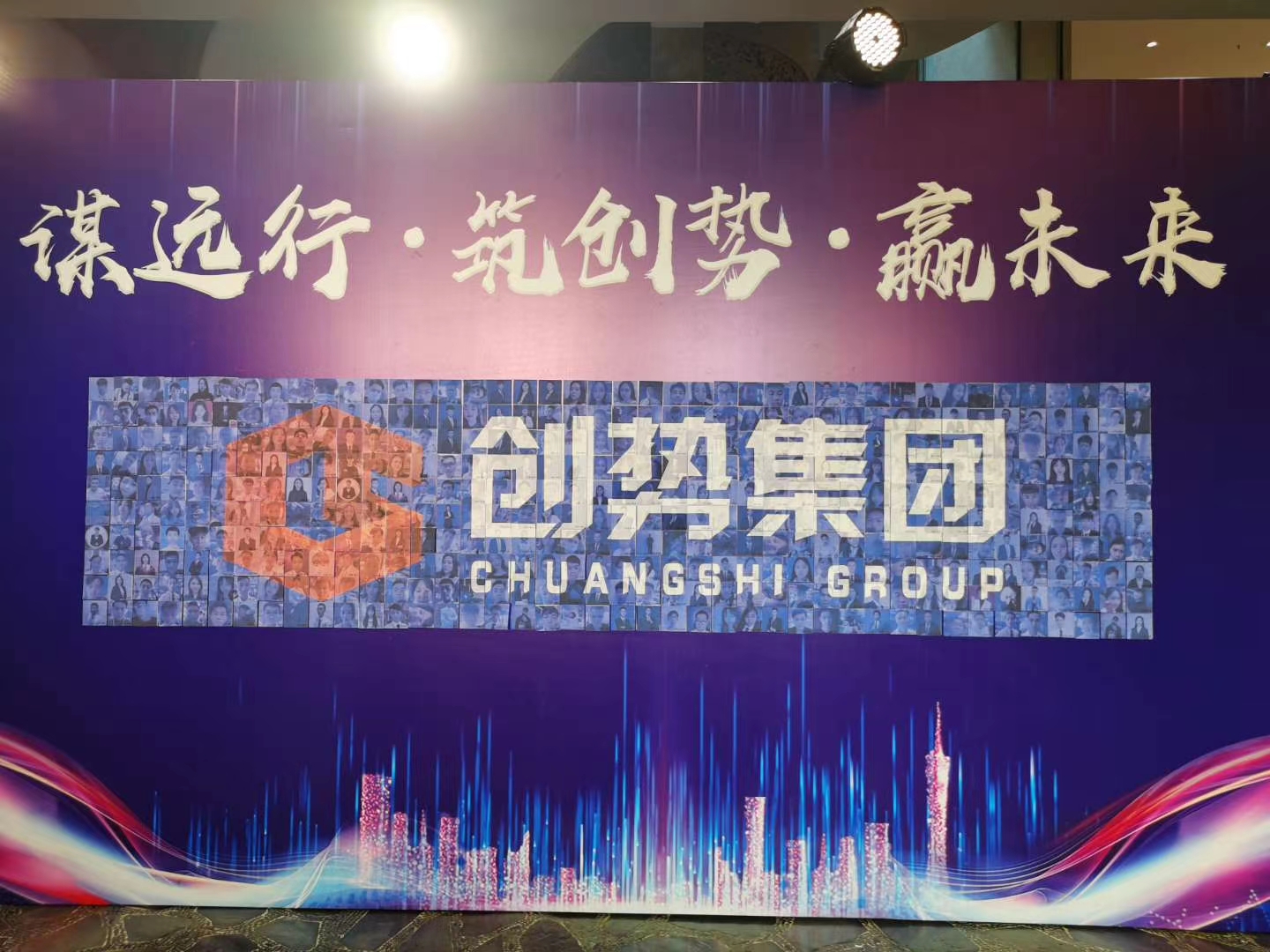 蒙太奇效果的马赛克图片墙 马赛克logo