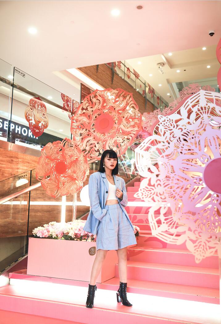 万象城联手新锐剪纸艺术家陈粉丸艺术美陈“丸转新象·转运花园“