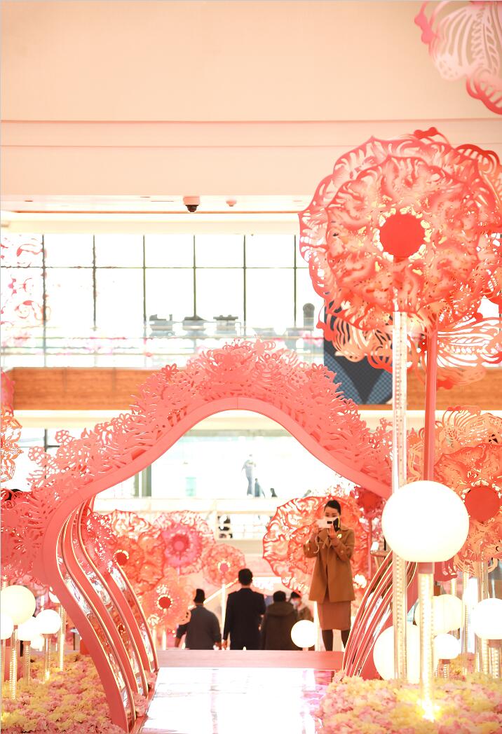 万象城联手新锐剪纸艺术家陈粉丸艺术美陈“丸转新象·转运花园“