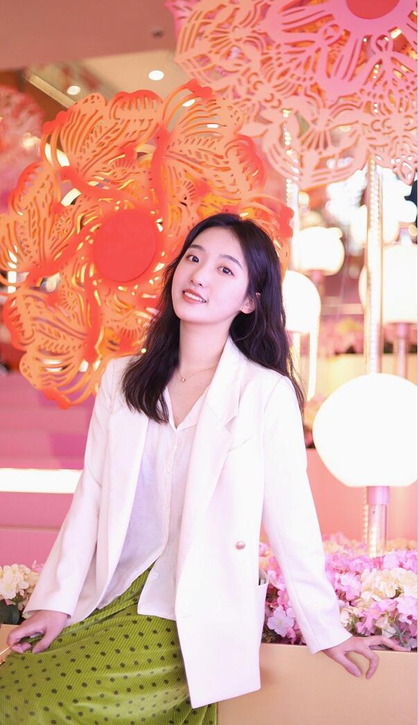 万象城联手新锐剪纸艺术家陈粉丸艺术美陈“丸转新象·转运花园“