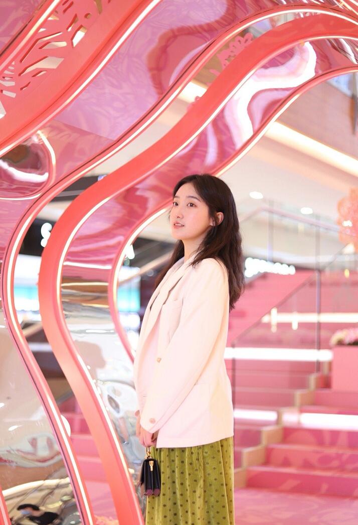 万象城联手新锐剪纸艺术家陈粉丸艺术美陈“丸转新象·转运花园“