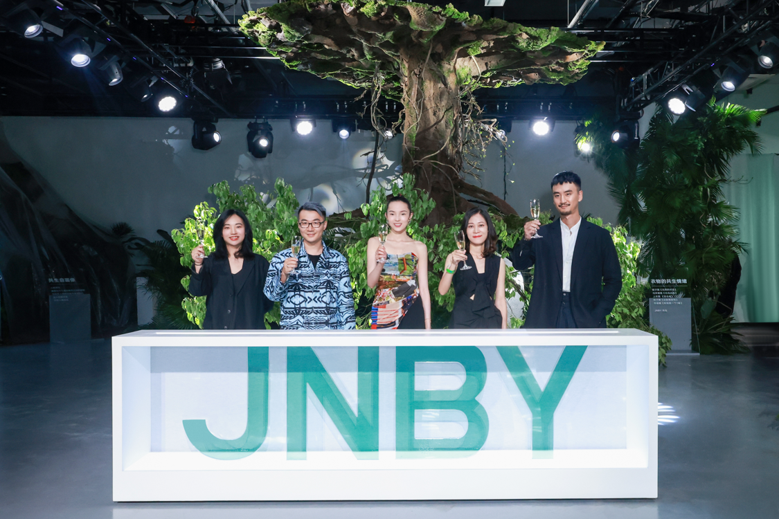 JNBY「共生温室」快闪创意展