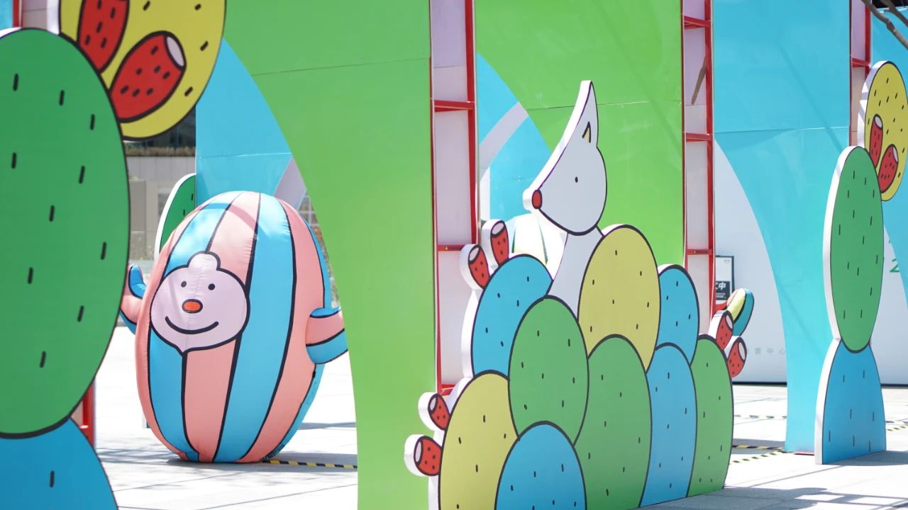 成都万象城户外艺术大展“Hola,Dizzyland”