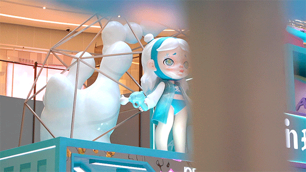 LAURA泳池大作战全国首展