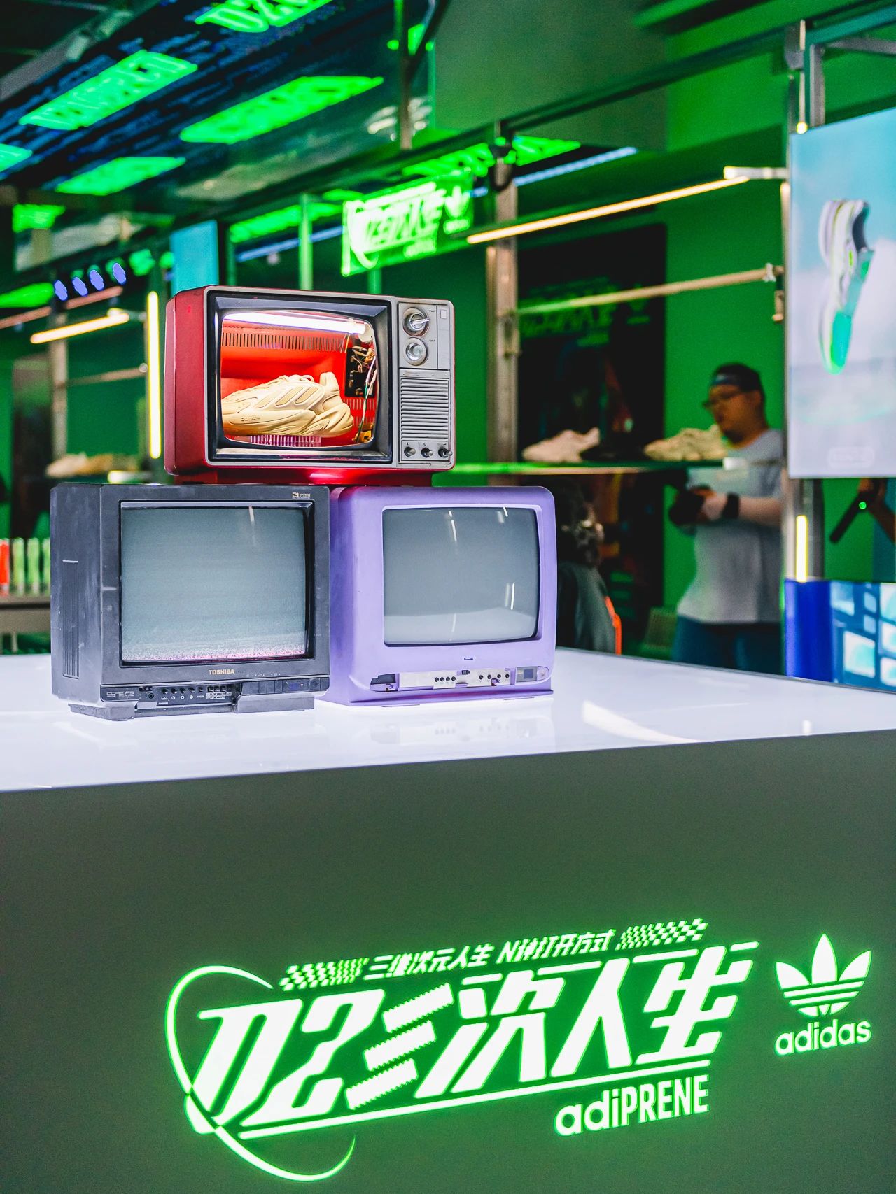 adidas阿迪达斯新品主题概念空间：OZWORLD