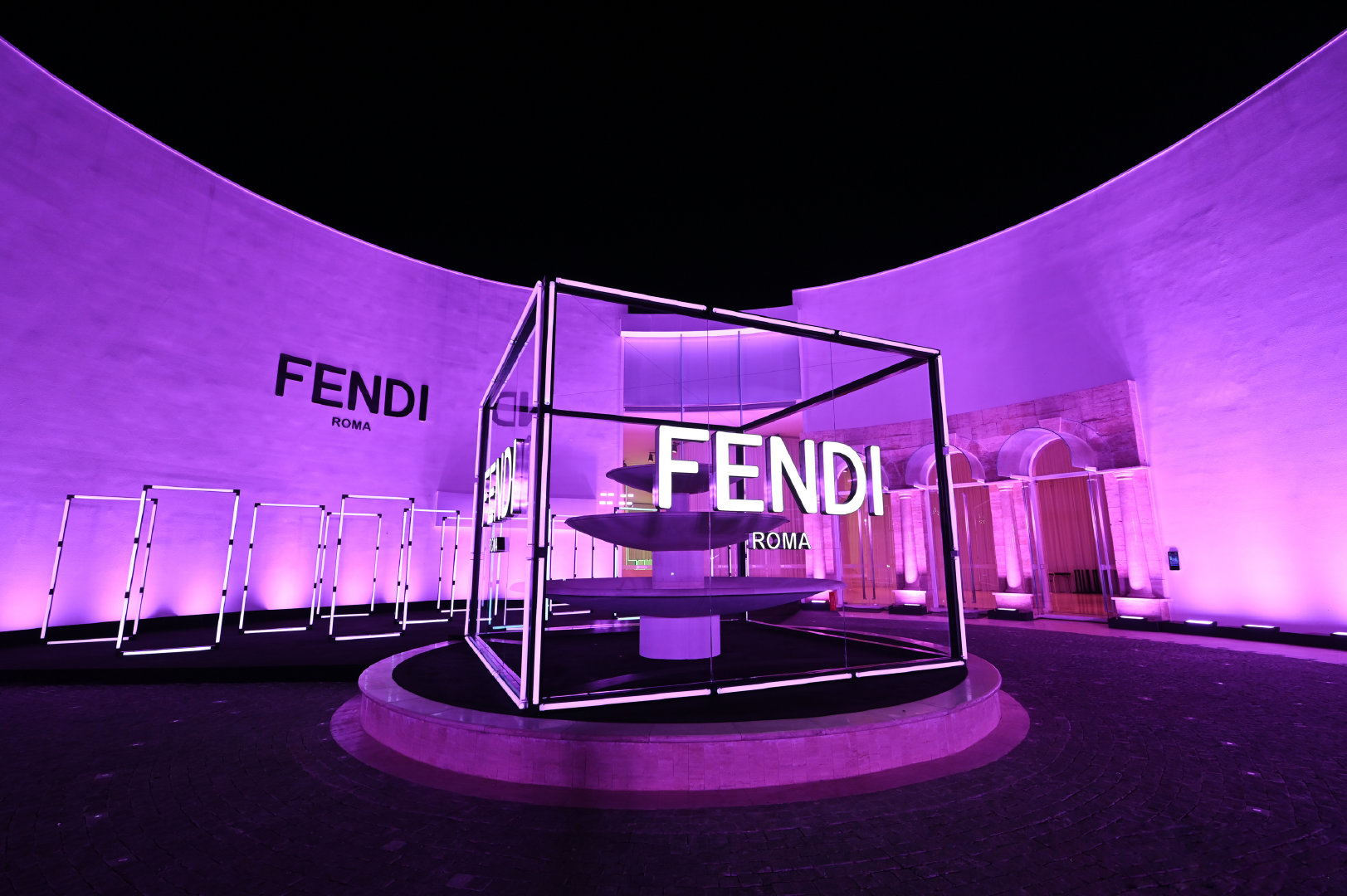 FENDI-霓虹光影镜像艺术派对