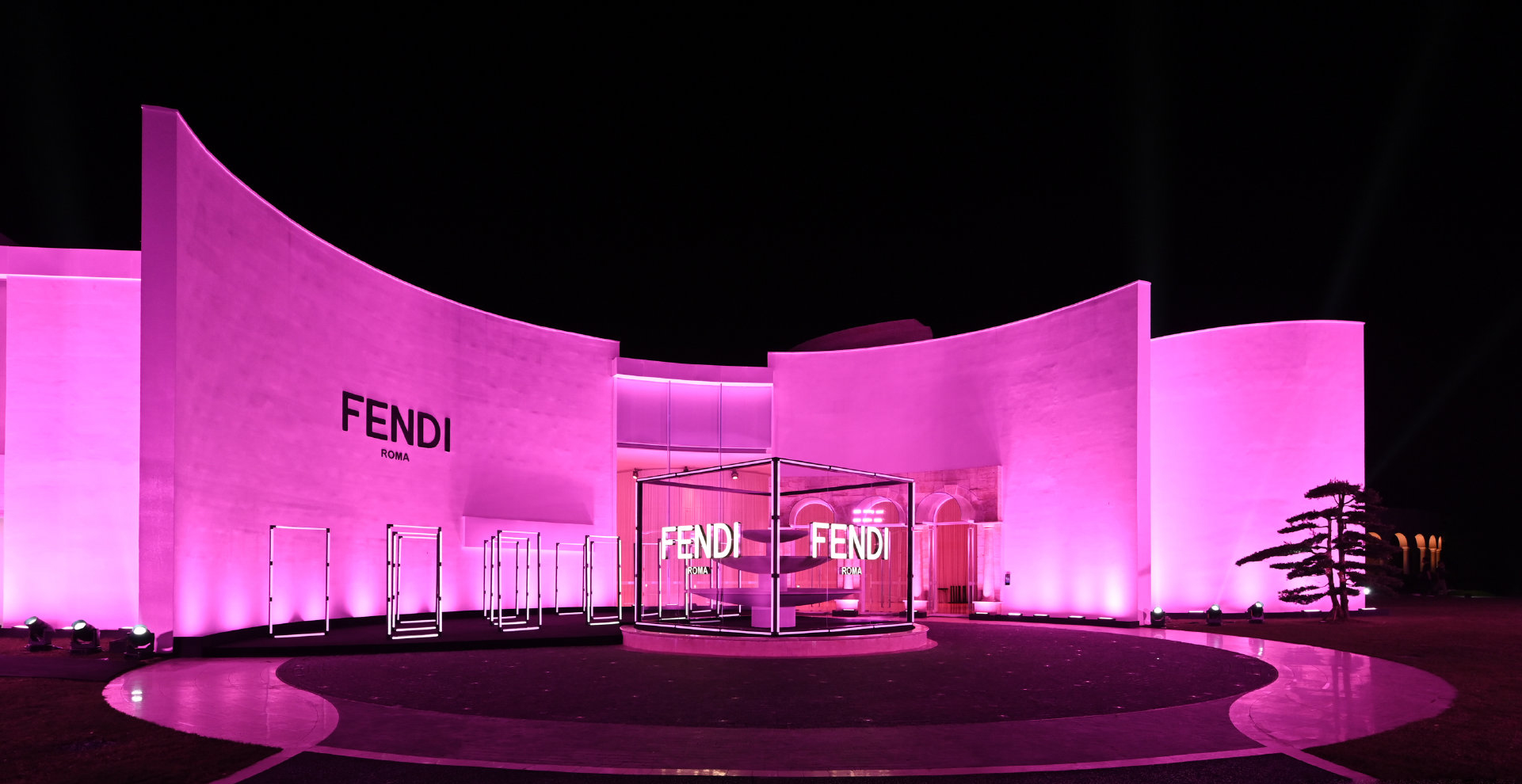 FENDI-霓虹光影镜像艺术派对