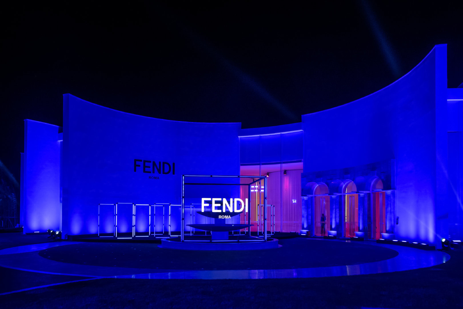 FENDI-霓虹光影镜像艺术派对