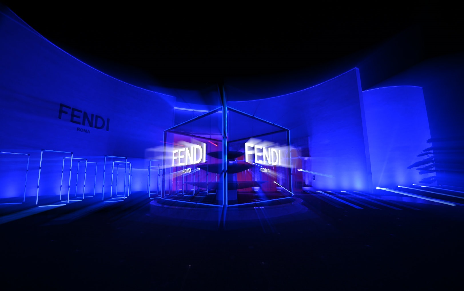 FENDI-霓虹光影镜像艺术派对