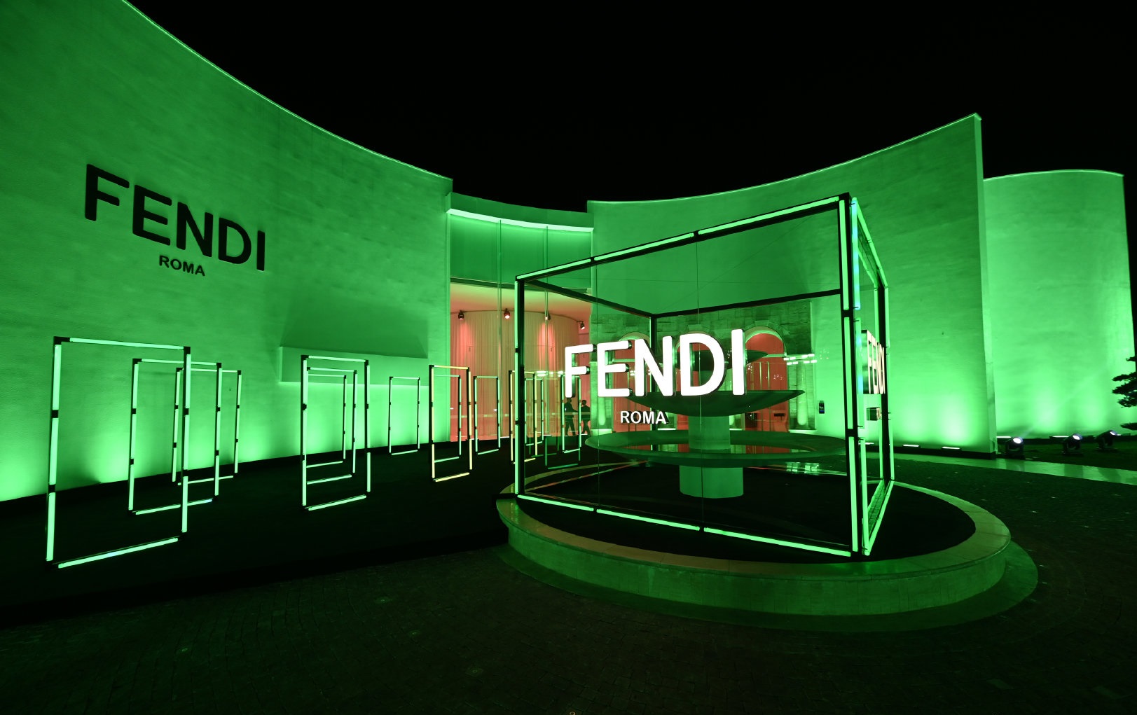 FENDI-霓虹光影镜像艺术派对