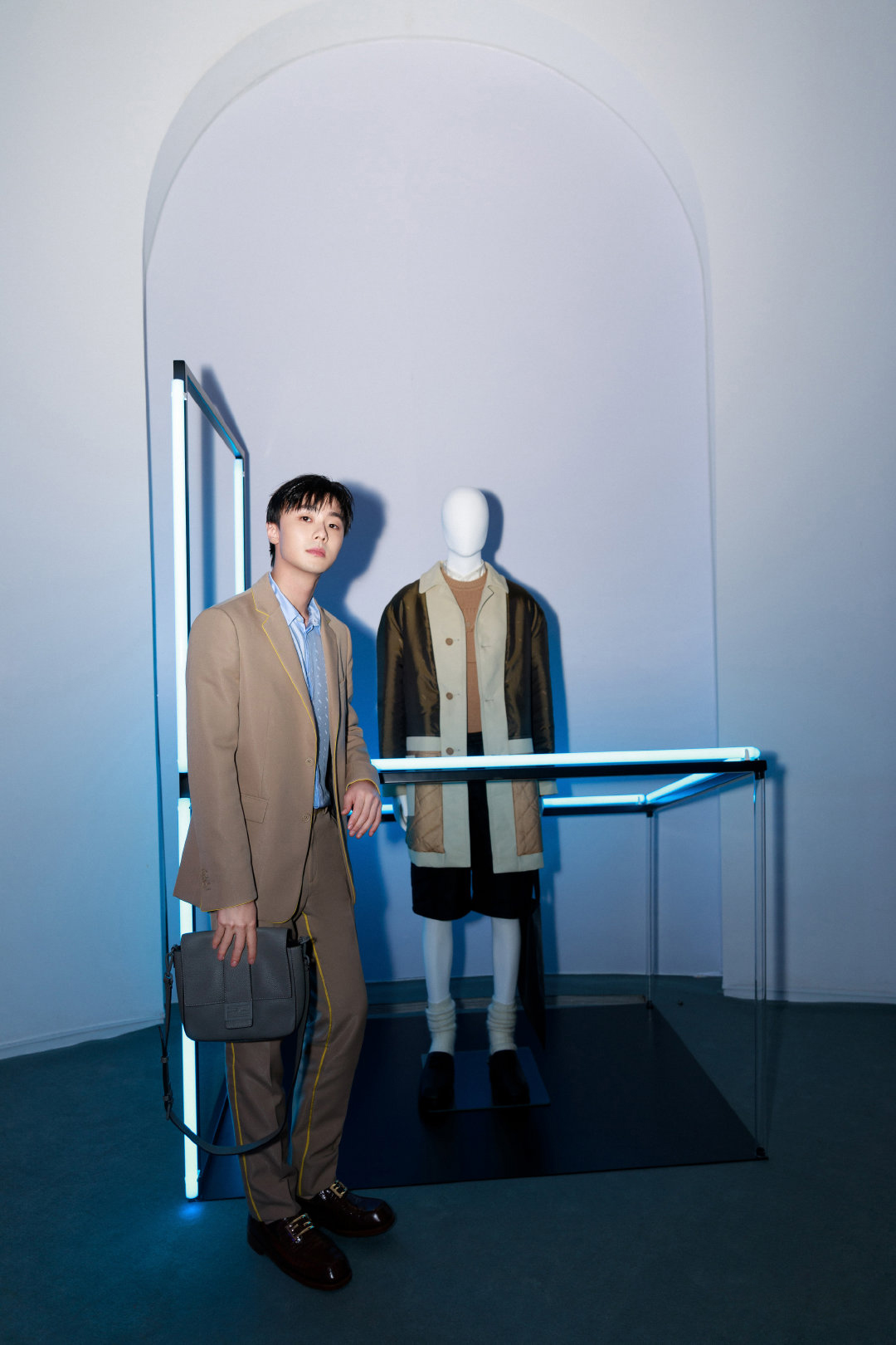 FENDI-霓虹光影镜像艺术派对