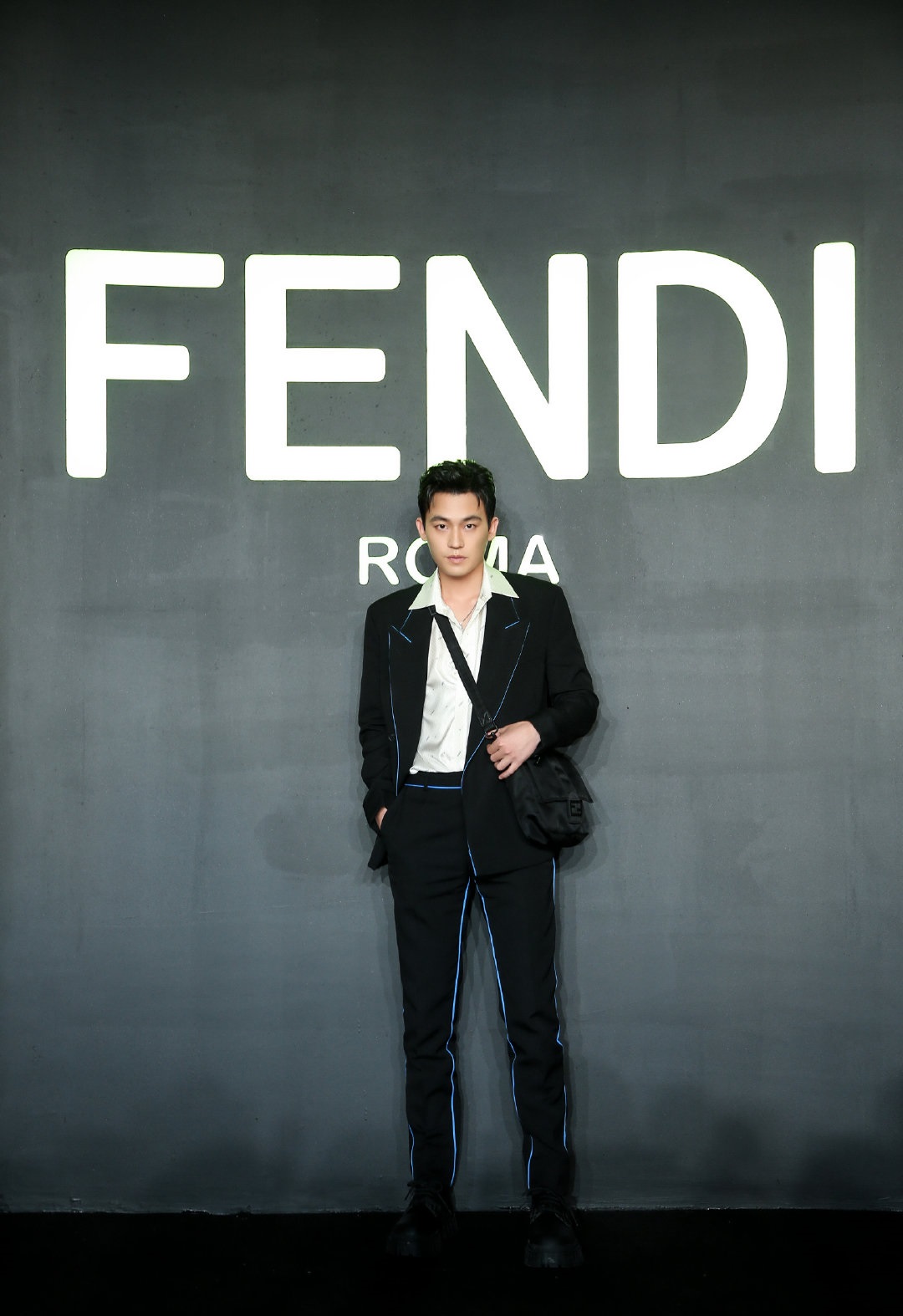 FENDI-霓虹光影镜像艺术派对