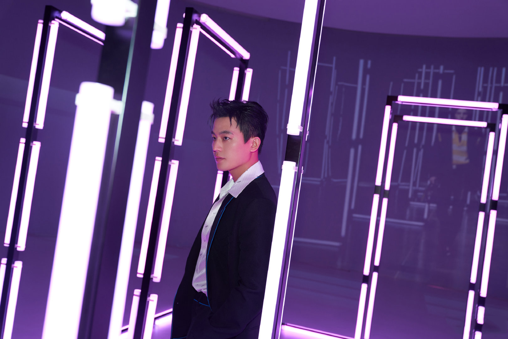 FENDI-霓虹光影镜像艺术派对