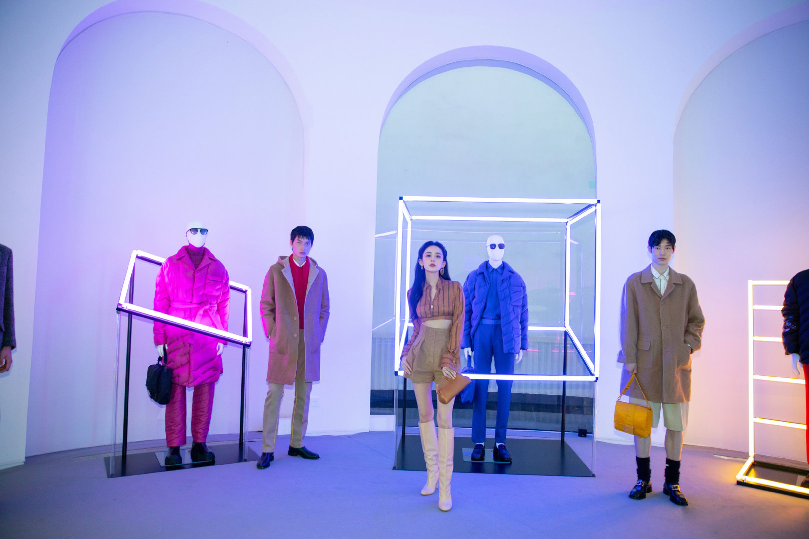 FENDI-霓虹光影镜像艺术派对