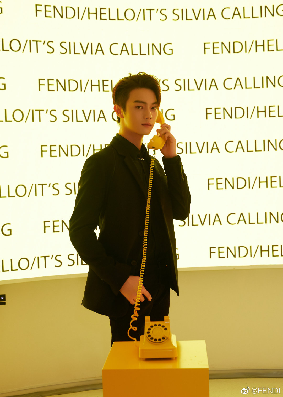 FENDI-霓虹光影镜像艺术派对