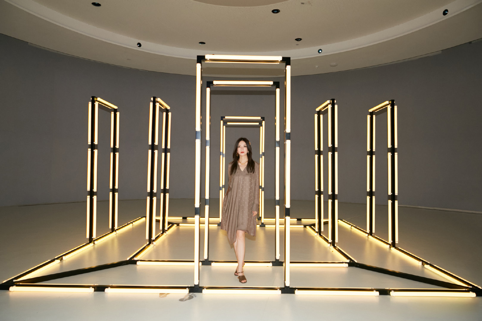 FENDI-霓虹光影镜像艺术派对