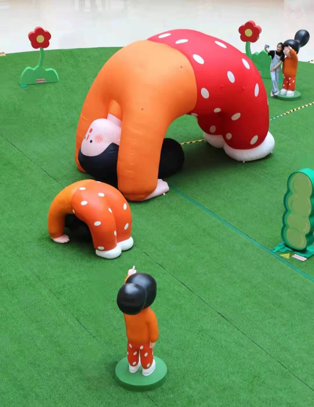 下腰女孩“好奇公园”主题展