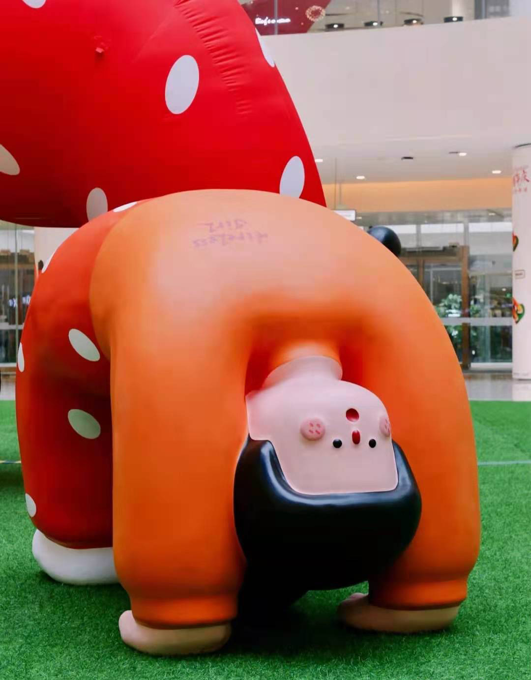下腰女孩“好奇公园”主题展