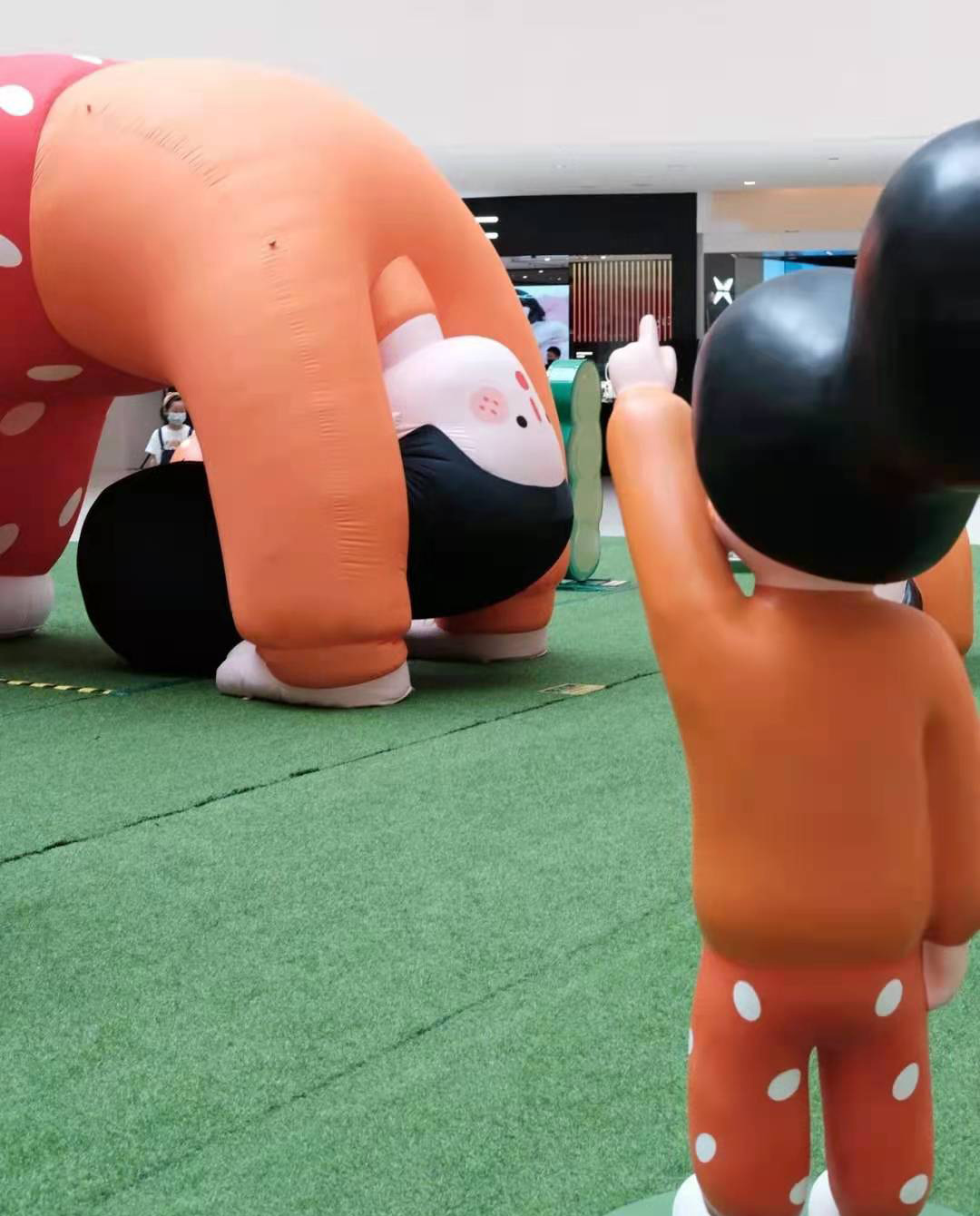 下腰女孩“好奇公园”主题展