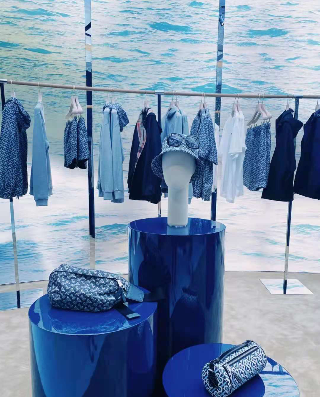 Burberry TB夏季主题限时精品店