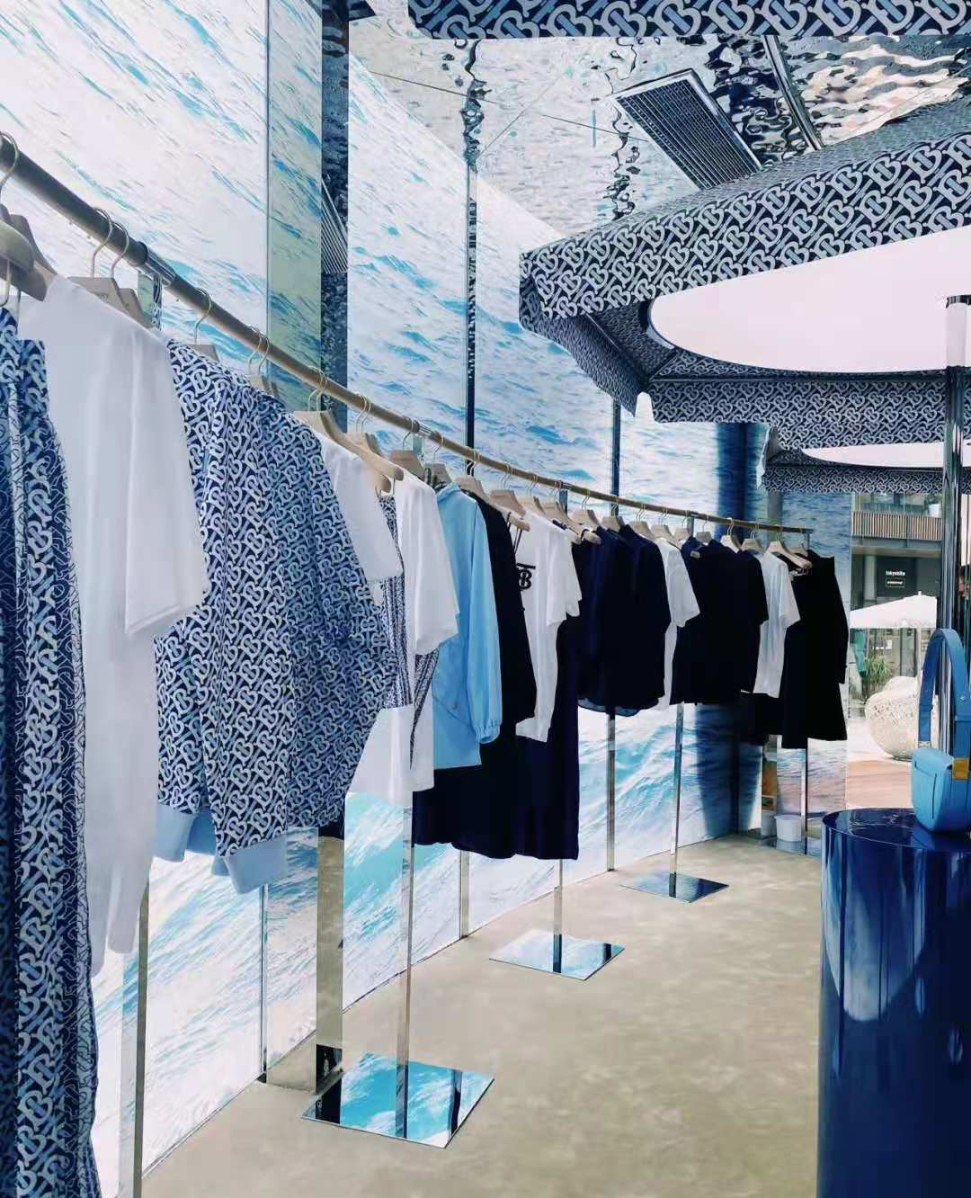 Burberry TB夏季主题限时精品店