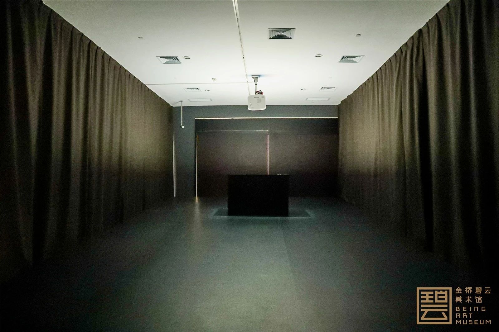 国内首个艺术家手作书沉浸式展览
