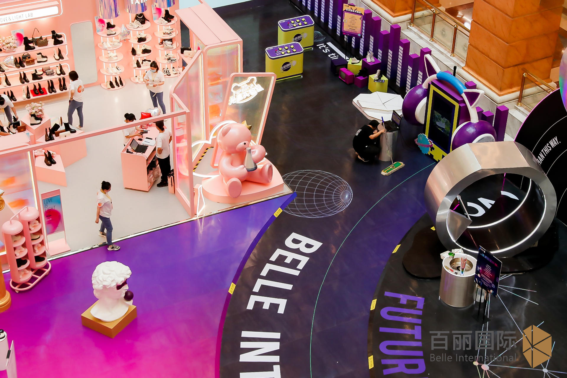 百丽主题快闪店【幻燃新履，潮跃无界】