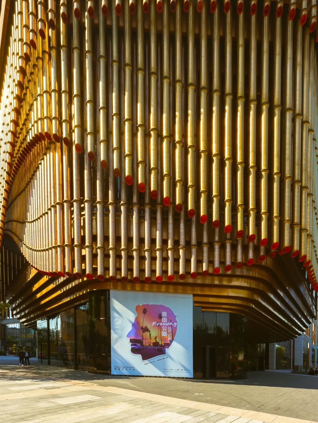 上海艺术家Alex Israel国内首个美术馆级大展