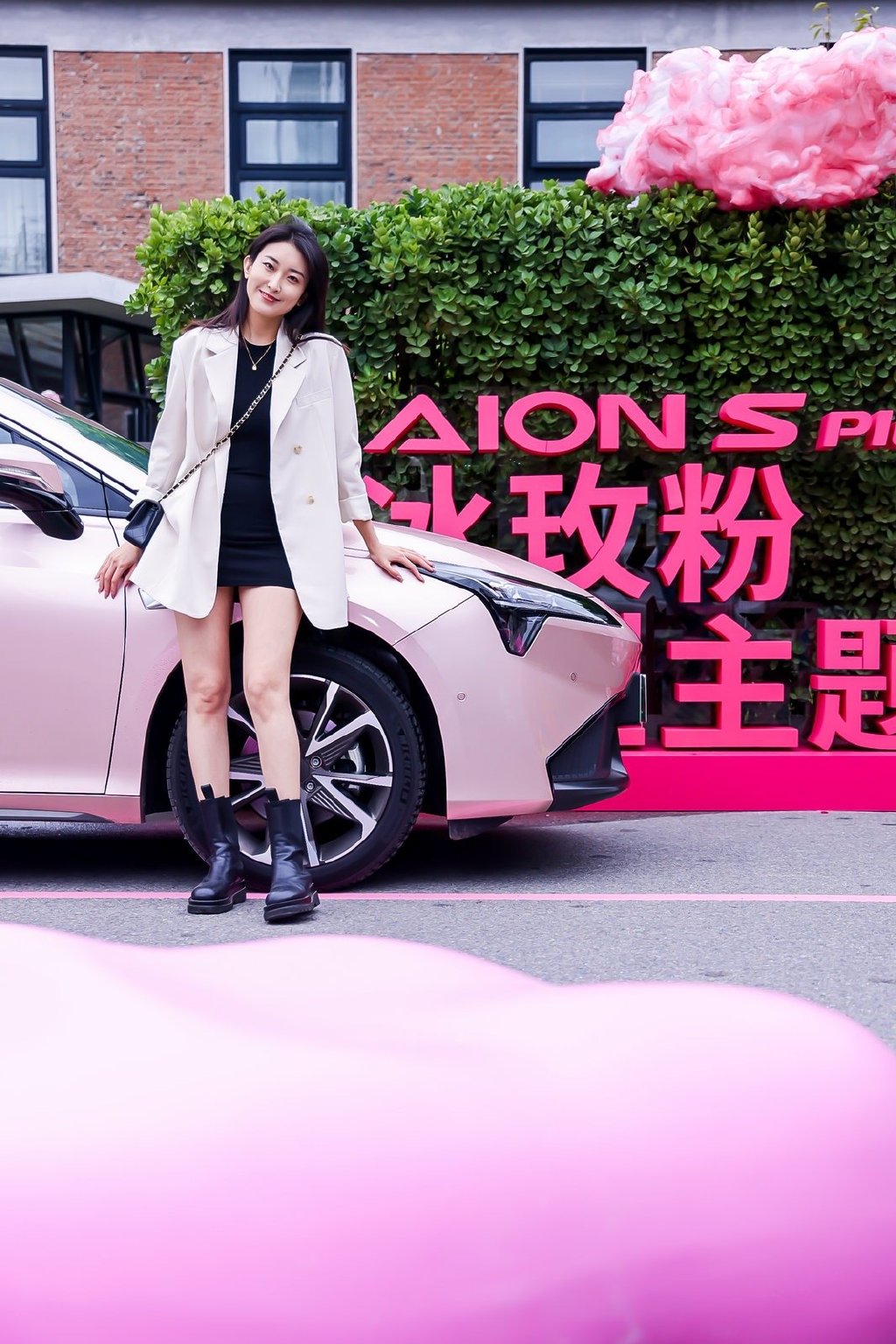 AION S Plus冰玫粉大型主题艺术展