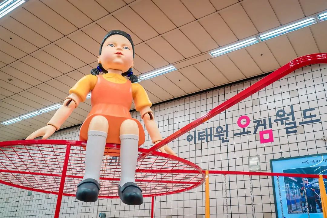 韩国地铁站上演现实版《鱿鱼游戏》