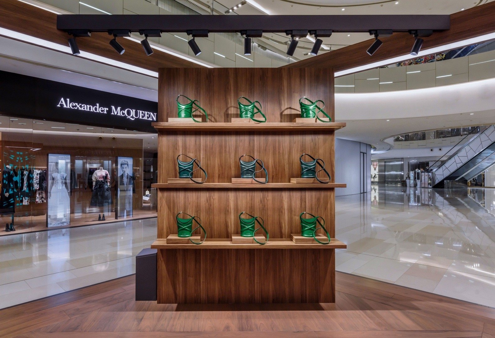 亚历山大麦昆 “The Curve万花镜影”限时精品店
