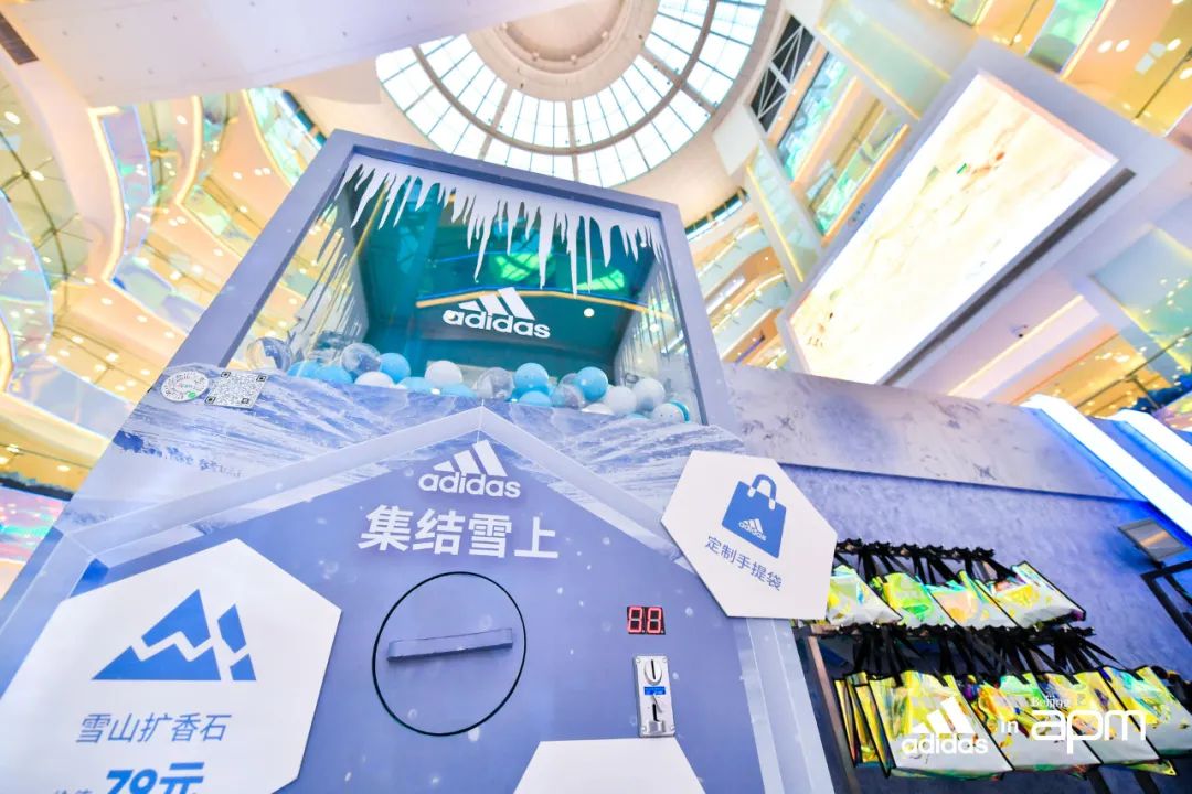 阿迪达斯“集结雪上”沉浸式滑雪体验快闪店