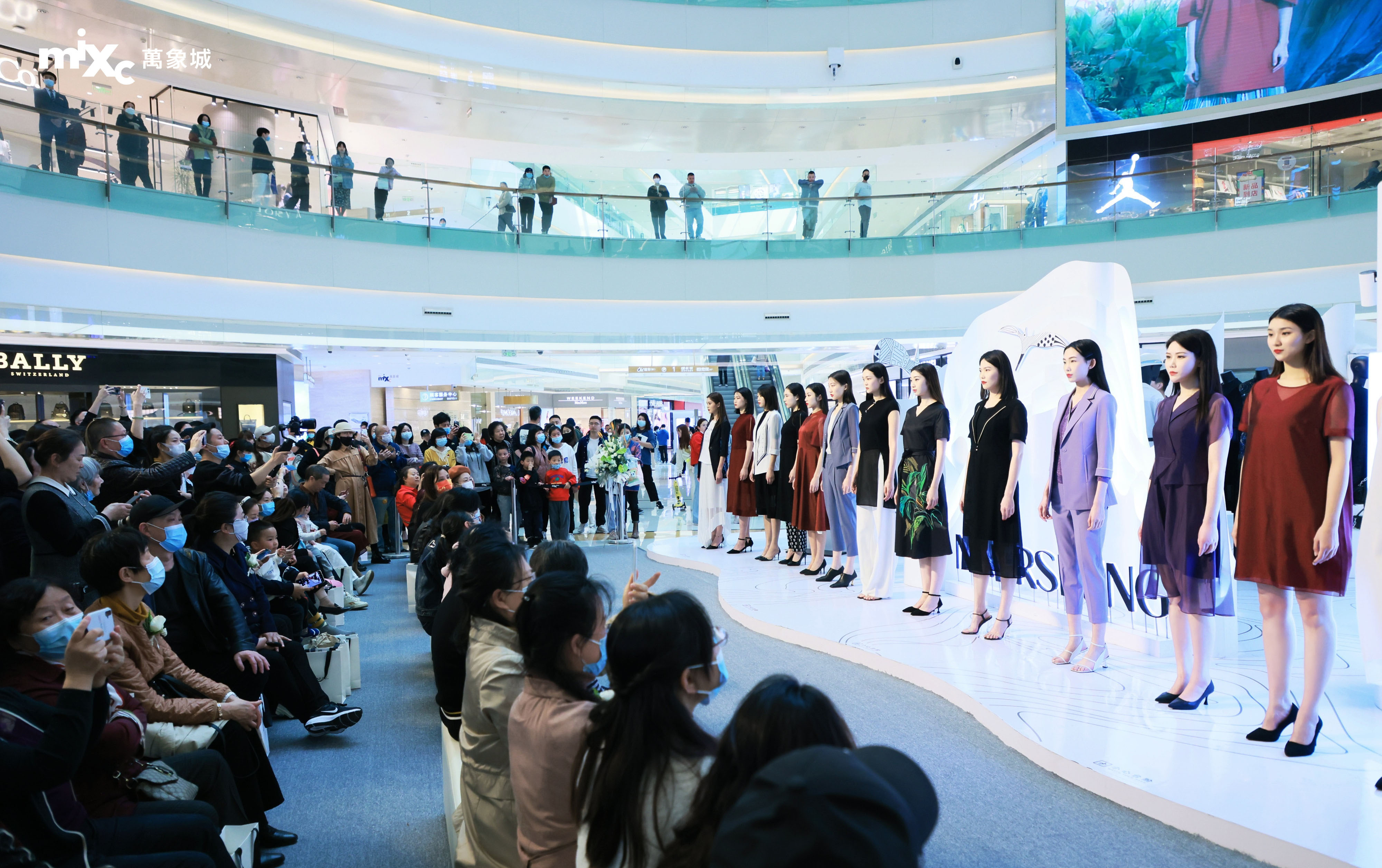 打造商场时装秀，解锁2022春夏流行趋势
