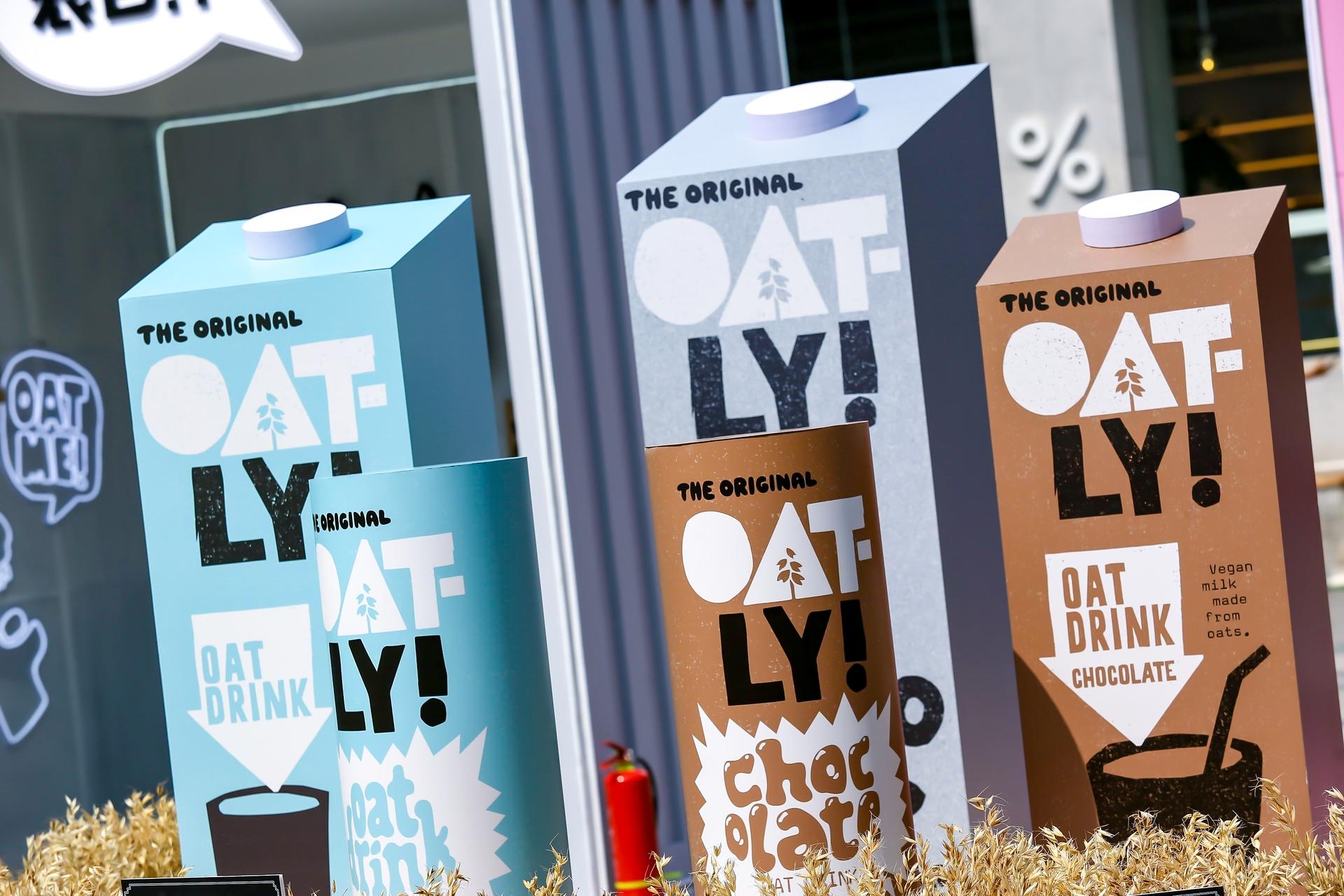 Oatly噢麦力快闪店活动策划的“麦穗”的装置在光影的作用下更显活力 美陈网站 美陈前沿 