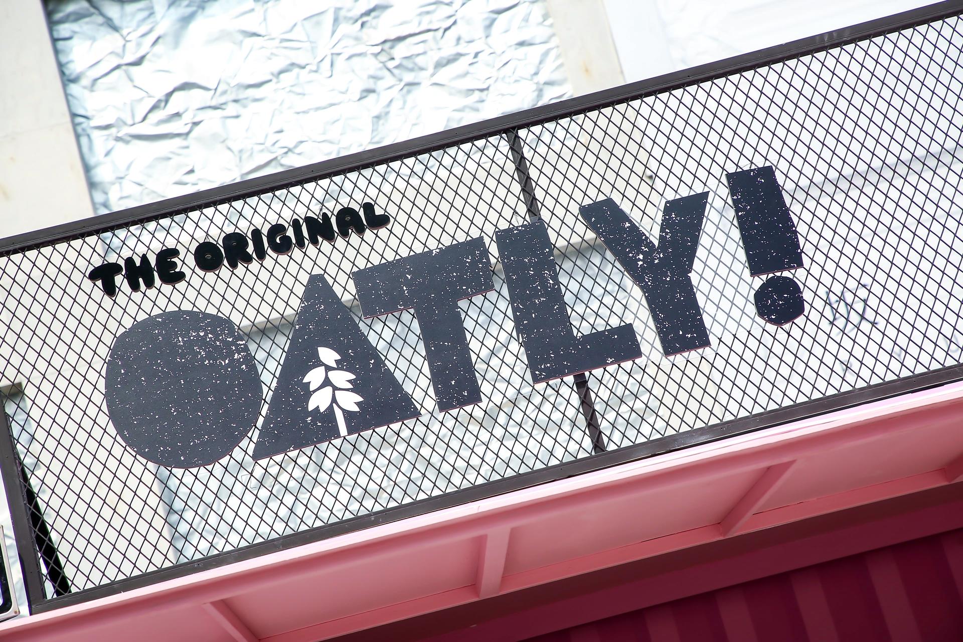 Oatly噢麦力快闪店活动策划的“麦穗”的装置在光影的作用下更显活力 美陈网站 美陈前沿 