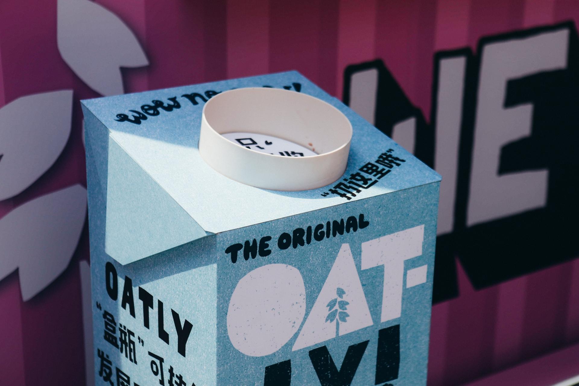 Oatly噢麦力快闪店活动策划的“麦穗”的装置在光影的作用下更显活力 美陈网站 美陈前沿 
