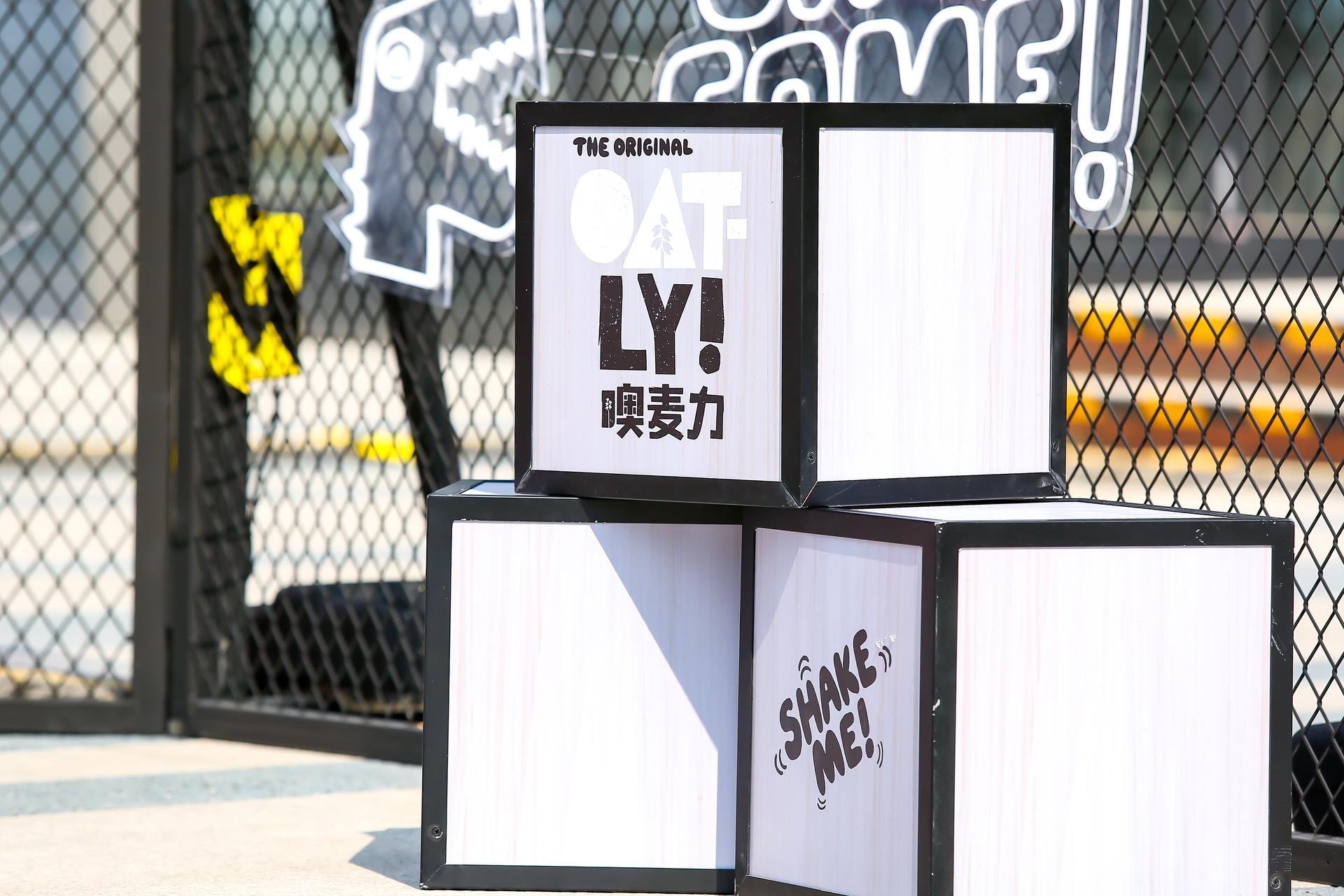Oatly噢麦力快闪店活动策划的“麦穗”的装置在光影的作用下更显活力 美陈网站 美陈前沿 
