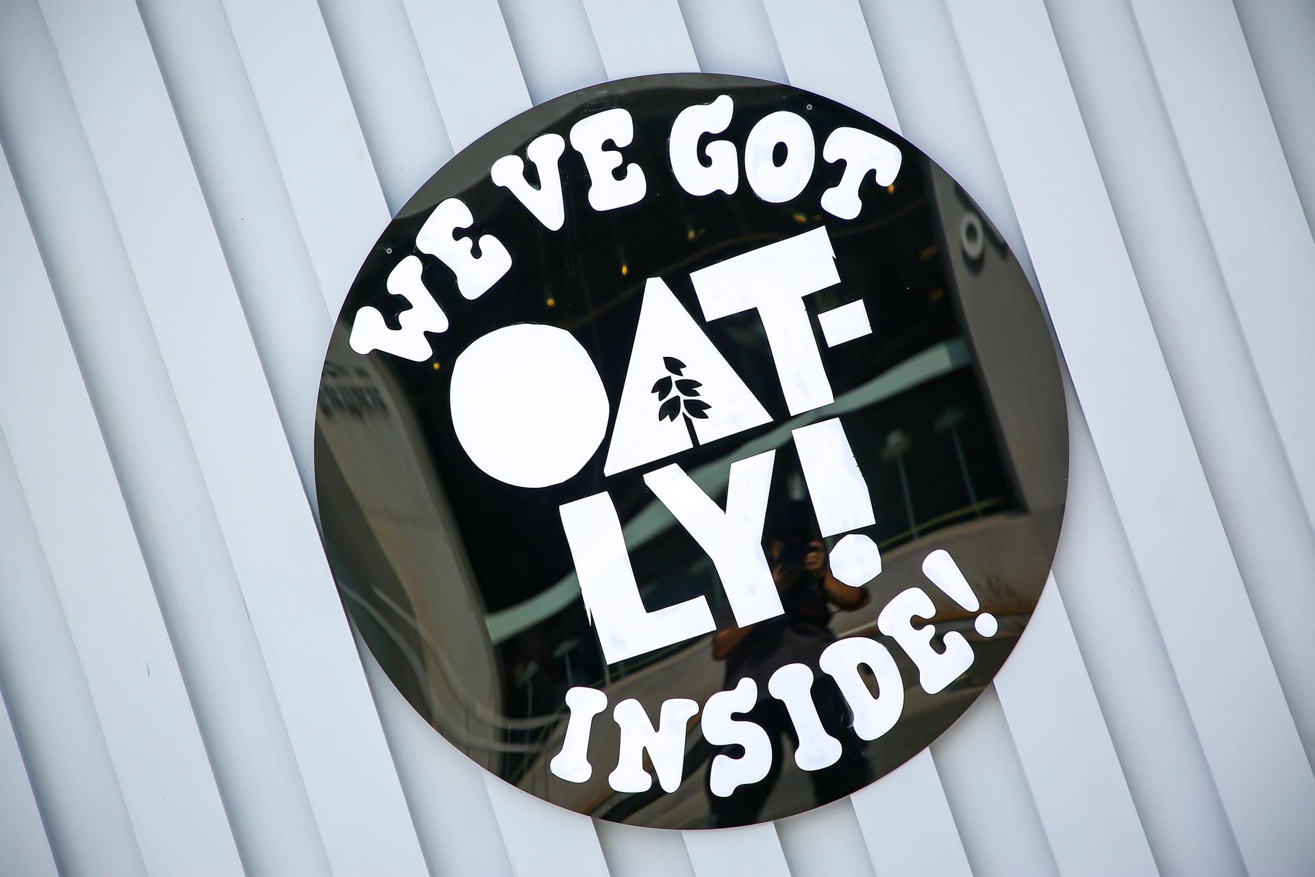 Oatly噢麦力快闪店活动策划的“麦穗”的装置在光影的作用下更显活力 美陈网站 美陈前沿 