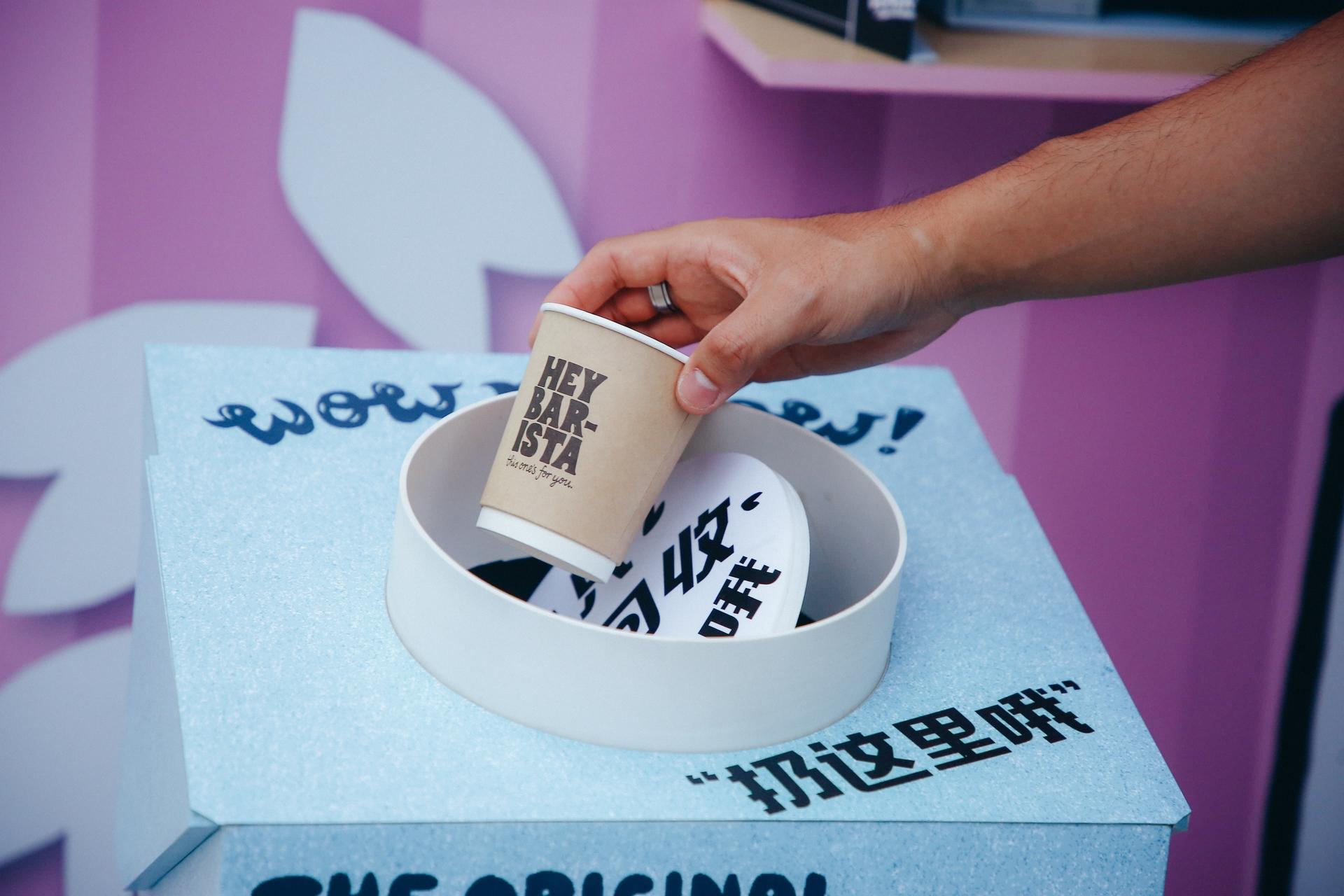 Oatly噢麦力快闪店活动策划的“麦穗”的装置在光影的作用下更显活力 美陈网站 美陈前沿 