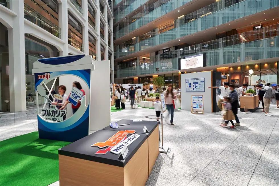 明治酸奶公园快闪店活动策划的巨大保加利亚酸奶的包装盒最吸睛了 美陈网站 美陈前沿 