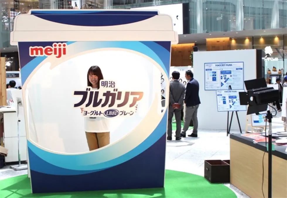 明治酸奶公园快闪店活动策划的巨大保加利亚酸奶的包装盒最吸睛了 美陈网站 美陈前沿 