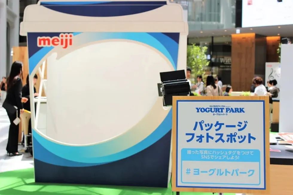 明治酸奶公园快闪店活动策划的巨大保加利亚酸奶的包装盒最吸睛了 美陈网站 美陈前沿 