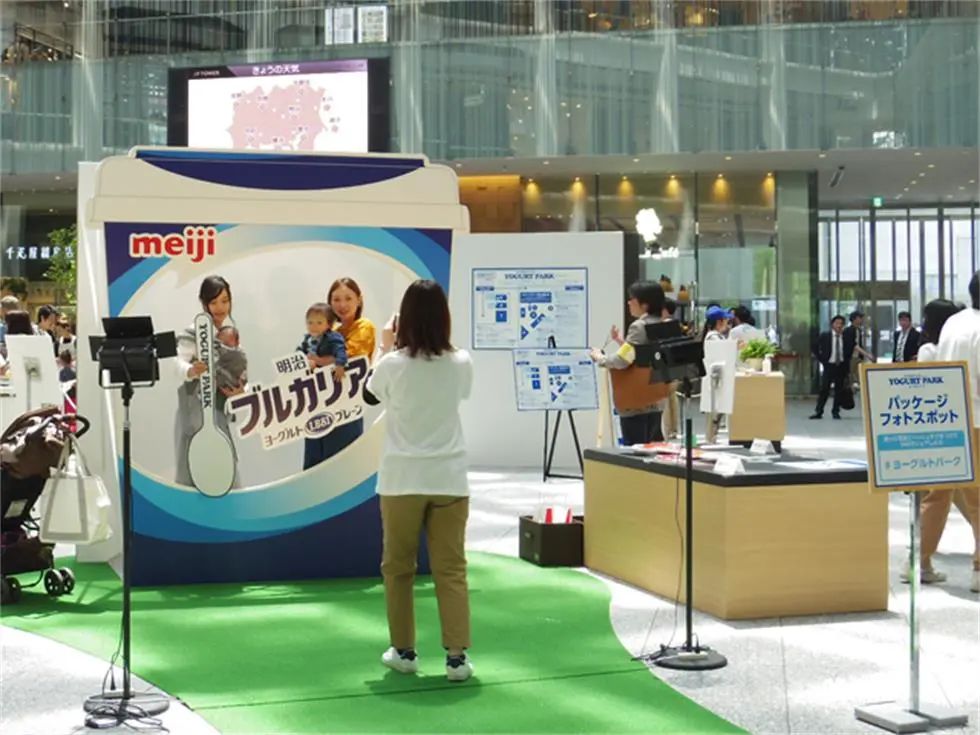 明治酸奶公园快闪店活动策划的巨大保加利亚酸奶的包装盒最吸睛了 美陈网站 美陈前沿 