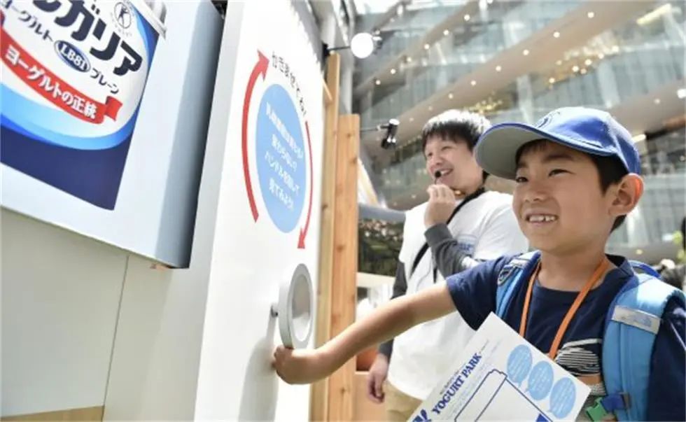 明治酸奶公园快闪店活动策划的巨大保加利亚酸奶的包装盒最吸睛了 美陈网站 美陈前沿 