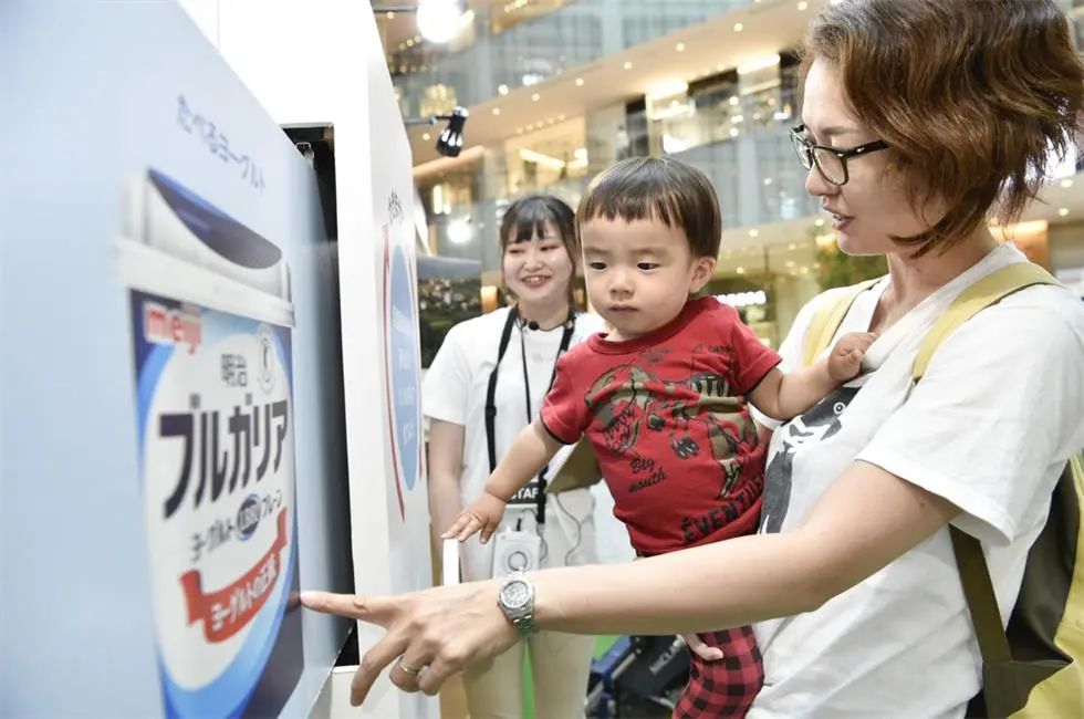 明治酸奶公园快闪店活动策划的巨大保加利亚酸奶的包装盒最吸睛了 美陈网站 美陈前沿 