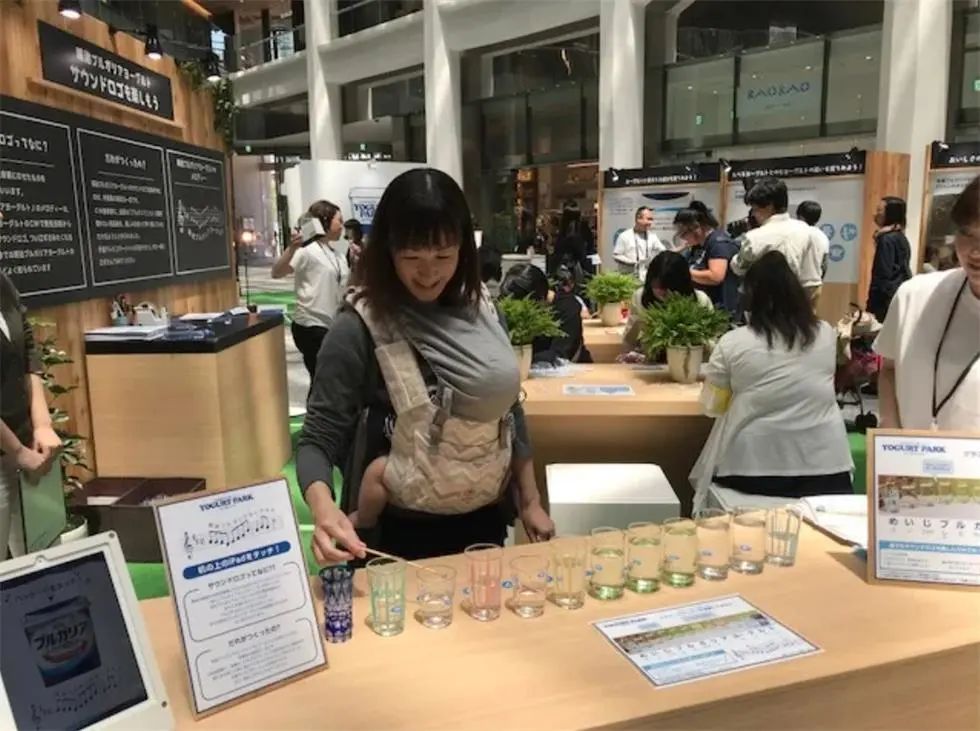 明治酸奶公园快闪店活动策划的巨大保加利亚酸奶的包装盒最吸睛了 美陈网站 美陈前沿 